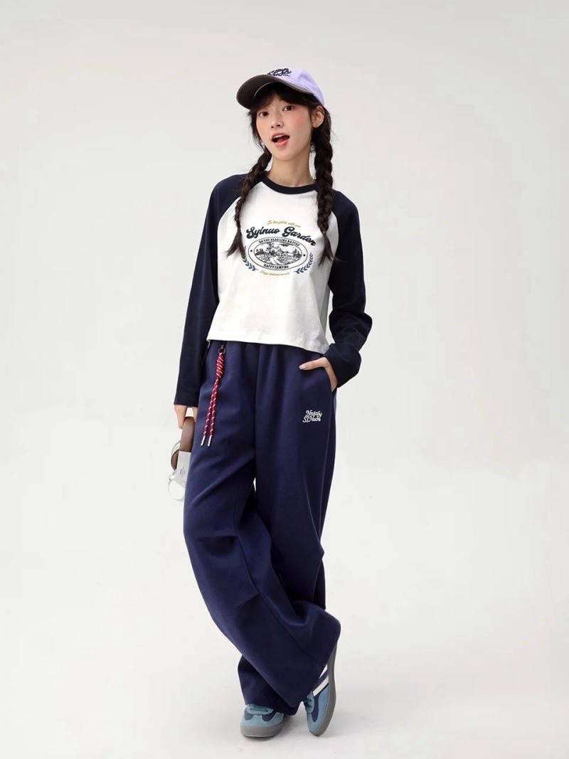 5. Áo thun raglan dài tay + Quần nỉ ống suông đồng bộ + Giày sneaker xanh