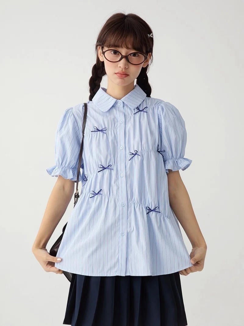 8. Áo sơ mi xanh kẻ sọc đính nơ + Chân váy xếp ly ngắn + Giày da đen