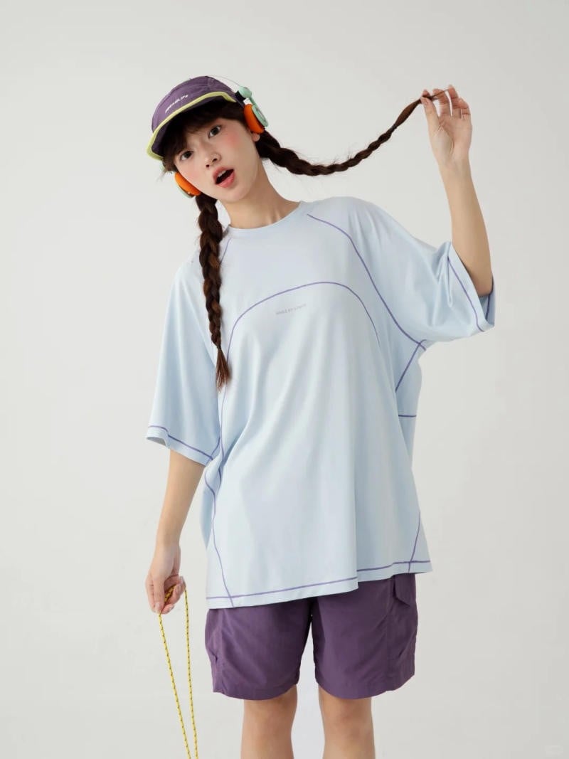 12. Áo thun oversized xanh pastel viền chỉ nổi + Quần short tím + Giày thể thao