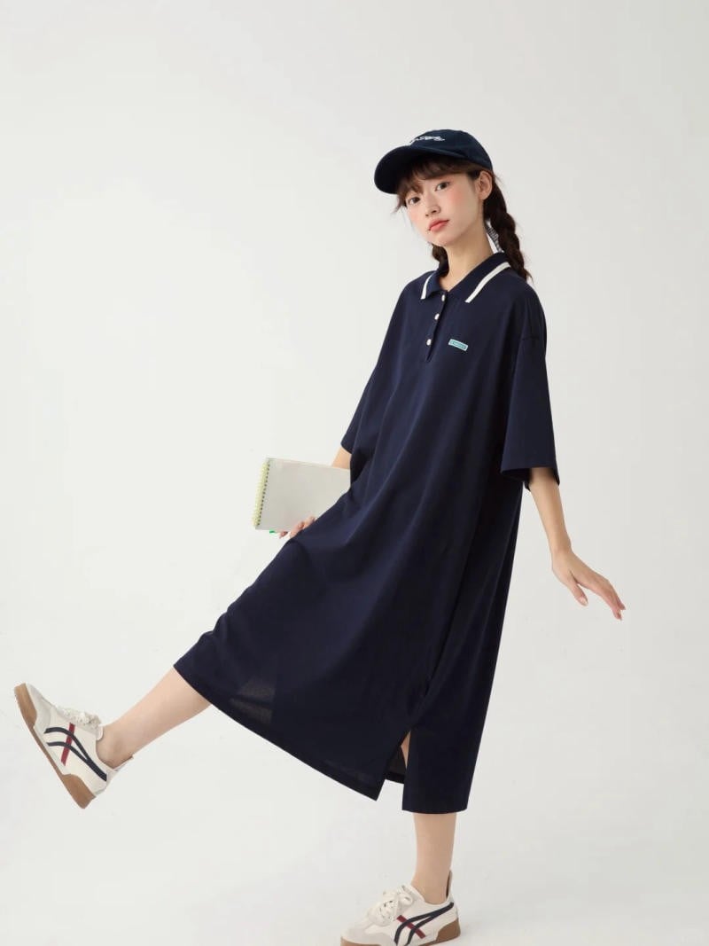 13. Đầm suông polo dáng dài xẻ tà màu xanh than + Giày sneaker trắng