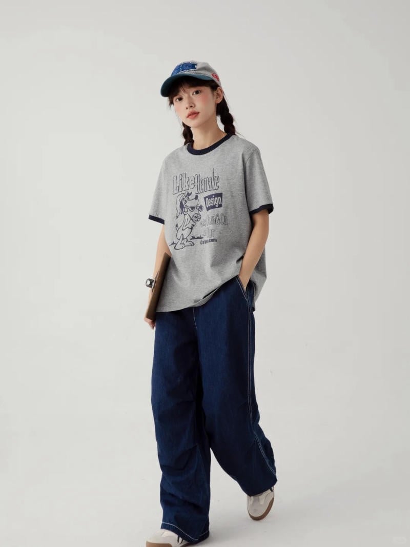 14. Áo thun xám viền cổ (Ringer tee) + Quần jeans ống rộng tối màu