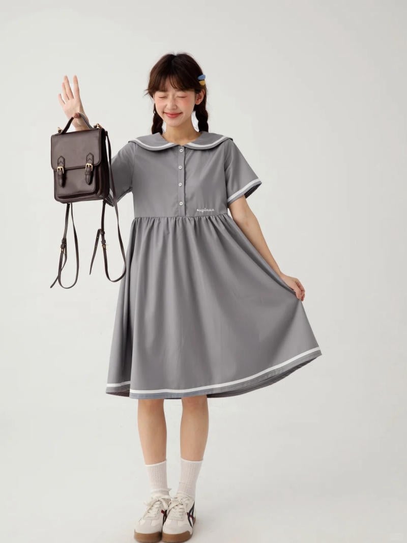 15. Đầm xòe cổ thủy thủ màu xám + Giày sneaker