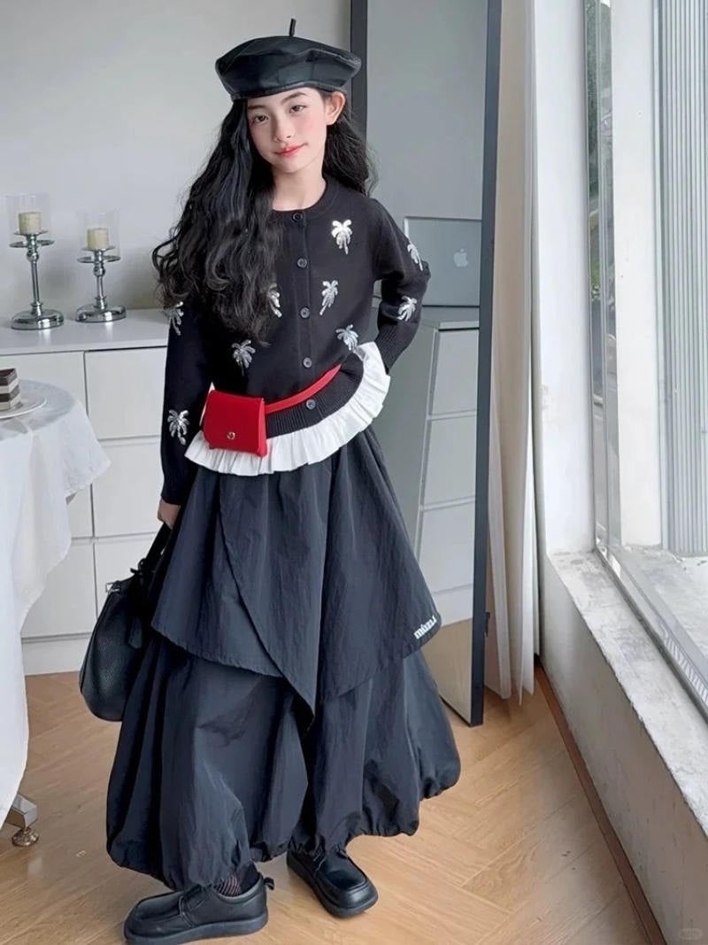 16. Áo cardigan đen họa tiết cây dừa + Chân váy dài layer bèo nhún + Giày da