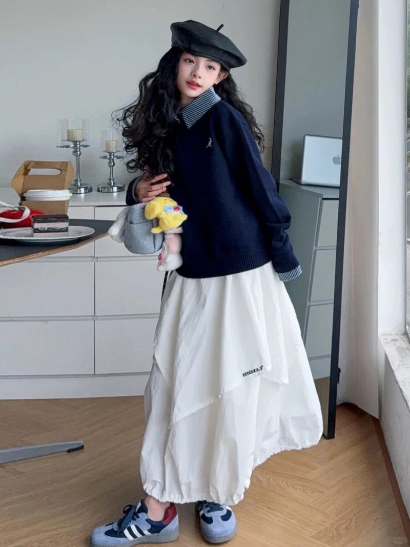 17. Áo len xanh navy cổ sơ mi + Chân váy trắng dáng dài phồng + Giày sneaker