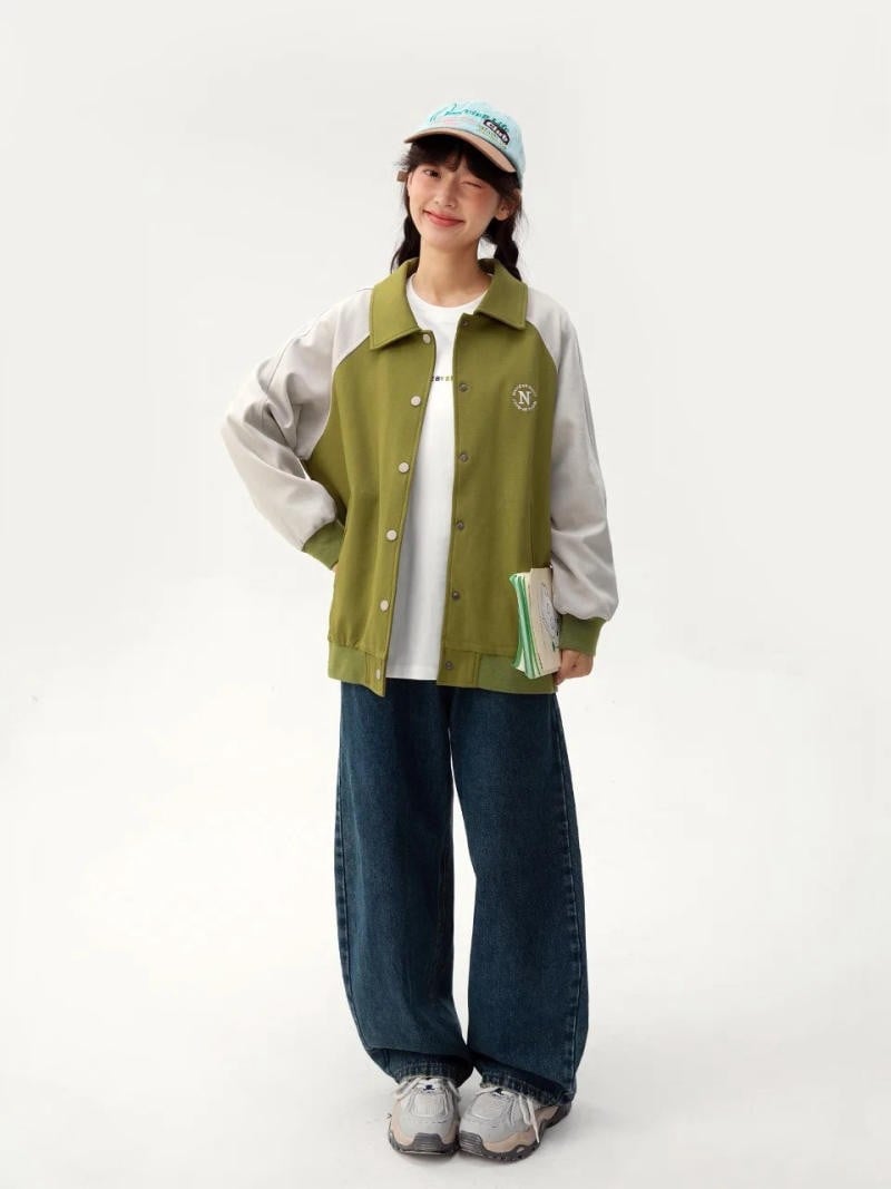 1. Áo thun trắng + Áo khoác varsity xanh bơ + Quần jeans ống rộng + Giày sneaker