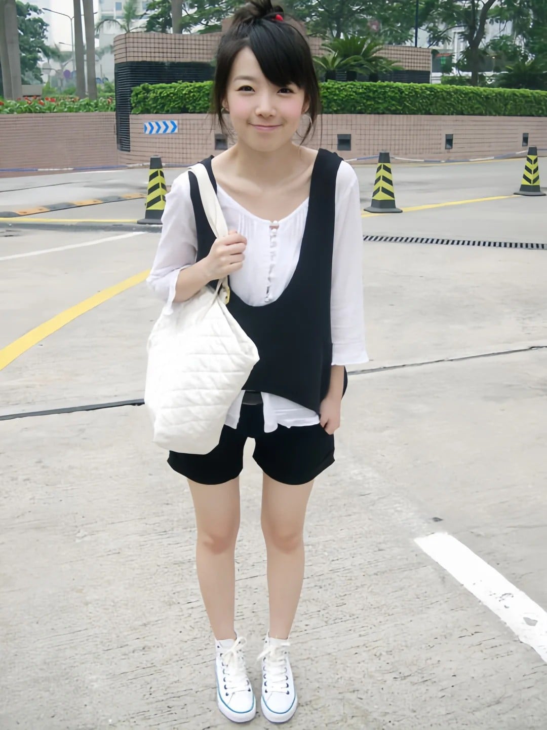 12. Áo sơ mi trắng + Áo gile cách điệu + Quần short