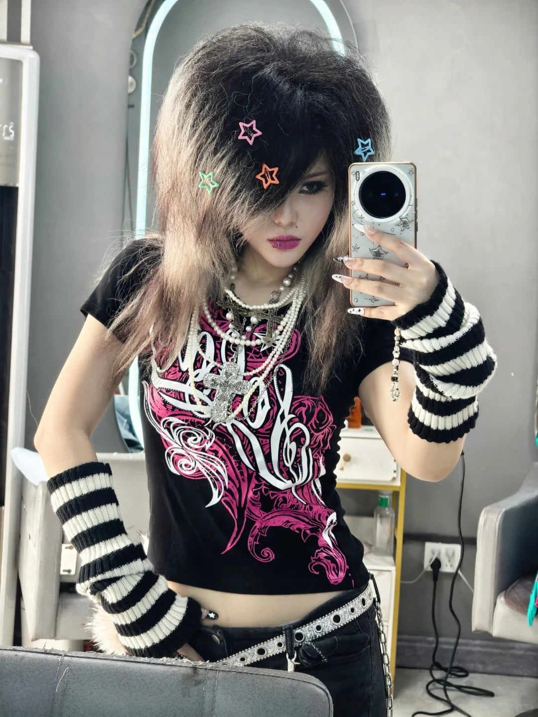 14. Áo hoodie lỡ tay + Chân váy tầng + Tóc buộc cao