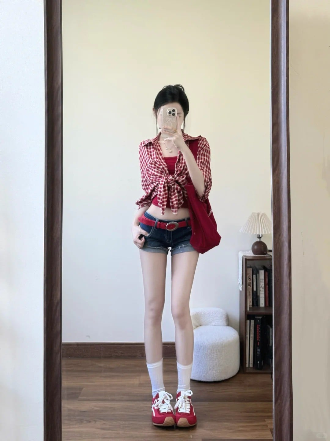 2. Sơ mi caro + Áo ống + Quần short jeans