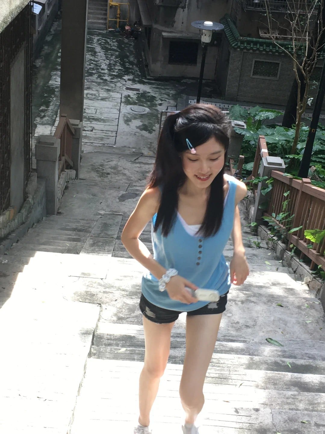 4. Áo hai dây + Quần short rách + Kẹp tóc bướm