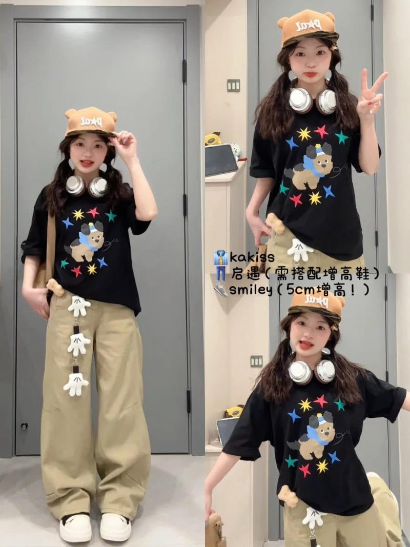 3. Áo phông đen in hình + Quần kaki túi hộp + Tai nghe