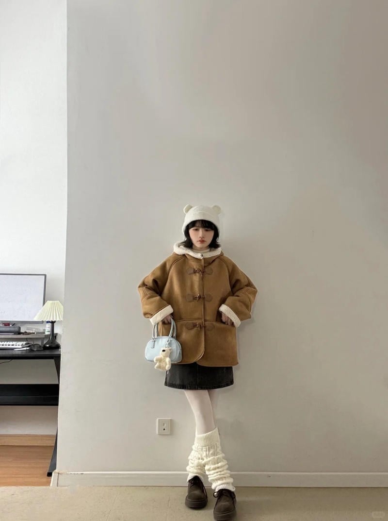 5. Áo len xanh pastel + Quần jean họa tiết tối màu + Khăn quàng