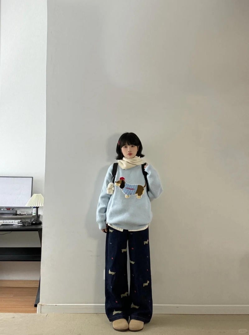 5. Áo len xanh pastel + Quần jean họa tiết tối màu + Khăn quàng