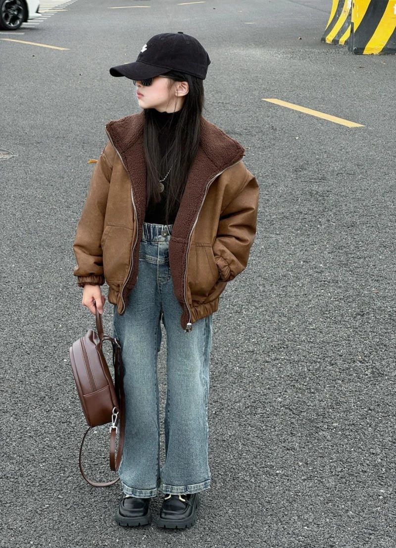 2. Áo khoác da lót lông + Quần jean ống rộng + Mũ lưỡi trai đen