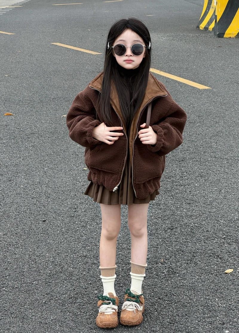 1. Áo khoác lông cừu nâu + Chân váy xếp ly + Giày sneaker