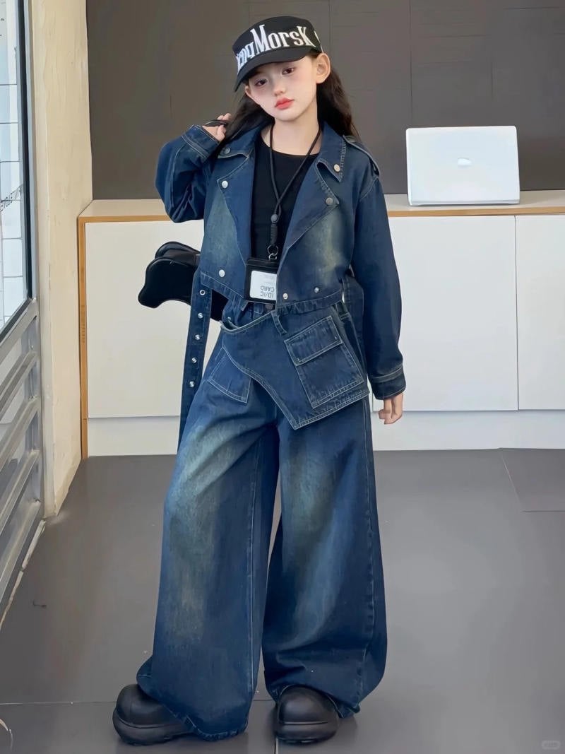 12. Áo khoác jean croptop + Quần jean ống rộng + Mũ Morsk