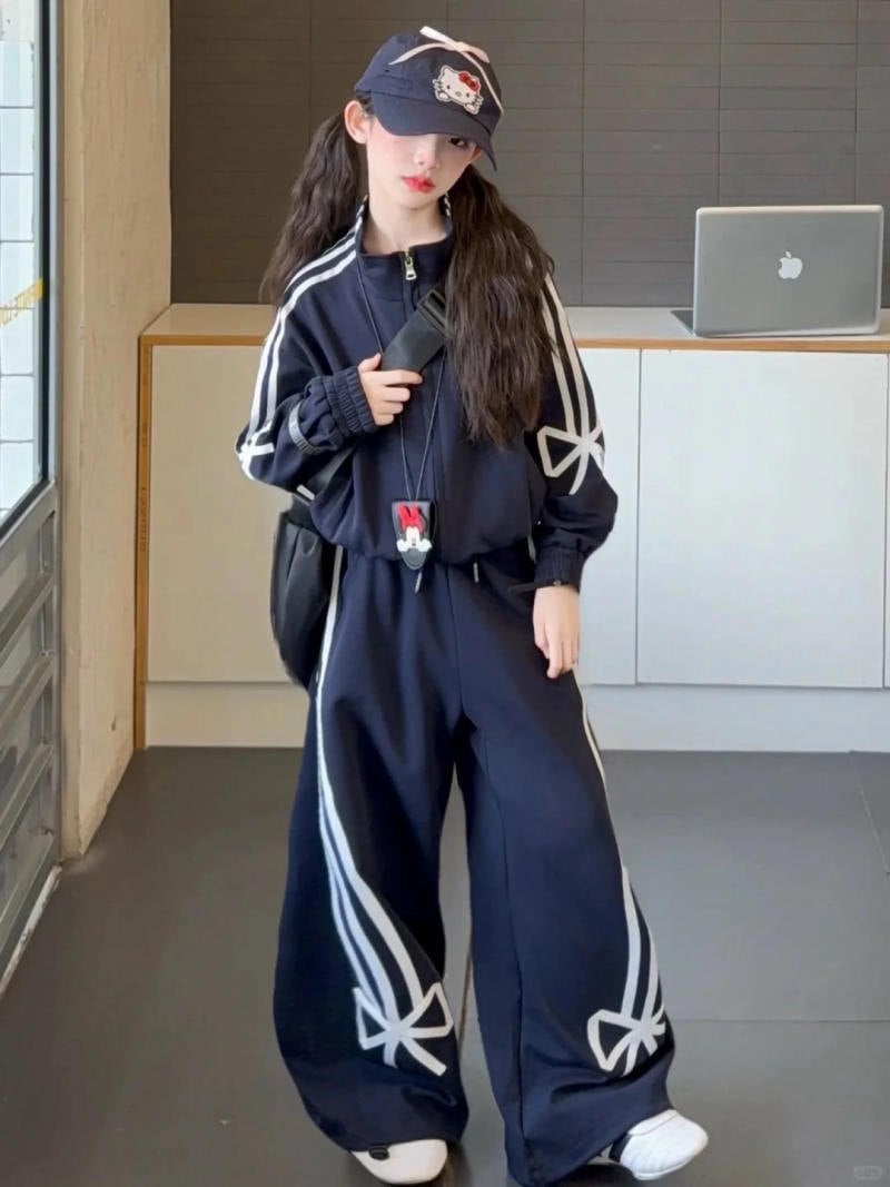 11. Bộ đồ thể thao xanh than sọc trắng + Mũ lưỡi trai cùng màu