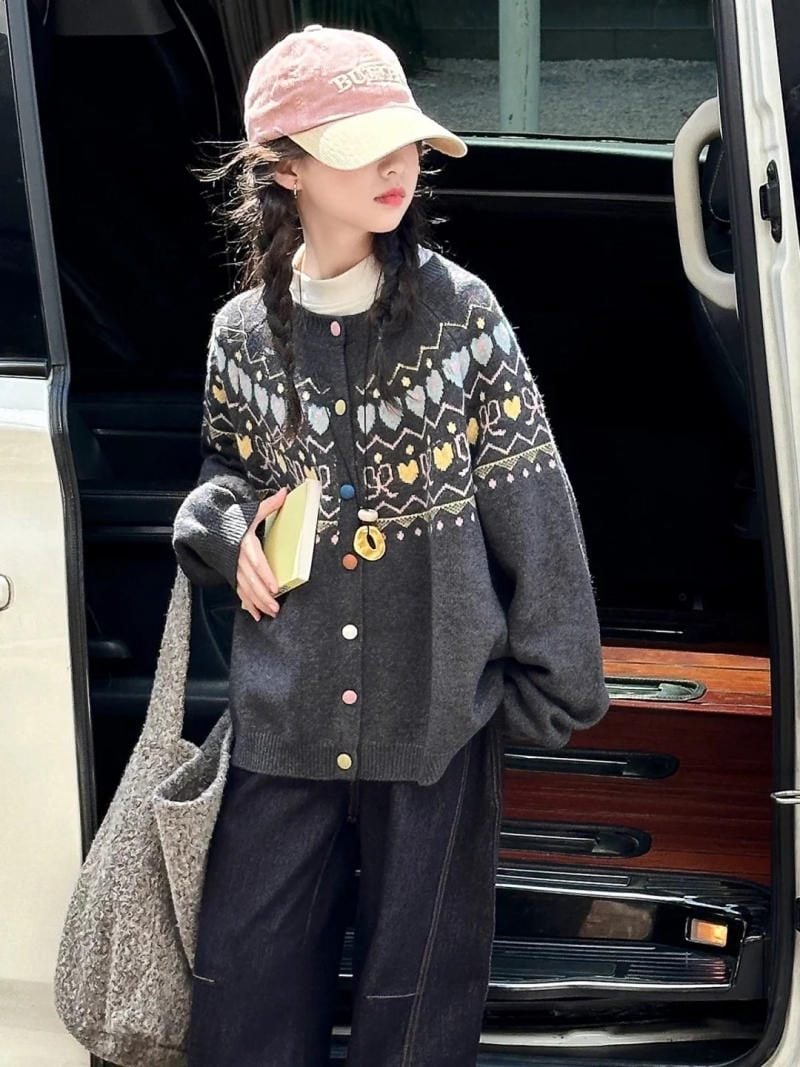 20. Áo cardigan họa tiết xám than + Quần jean tối màu + Mũ hồng