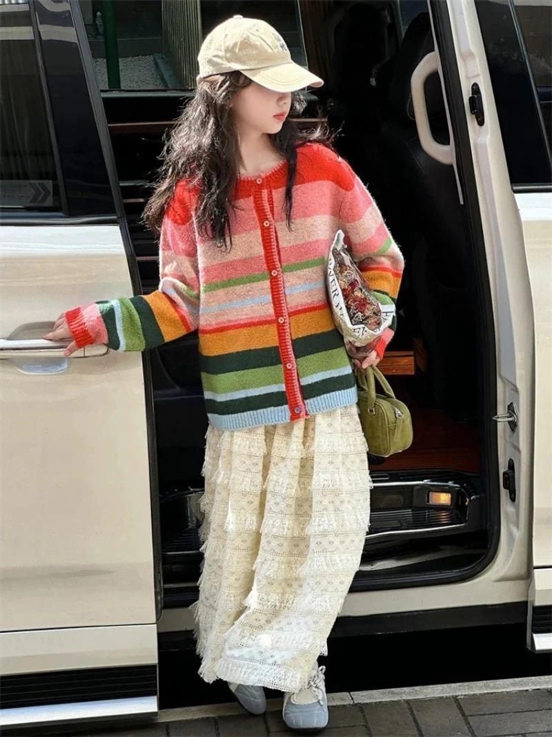 19. Áo cardigan len kẻ nhiều màu + Chân váy ren dài