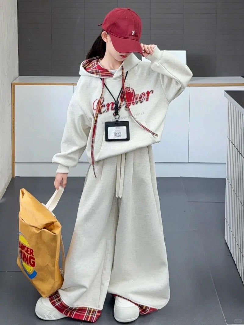 9. Áo hoodie kem chữ đỏ + Quần nỉ suông kem + Mũ đỏ