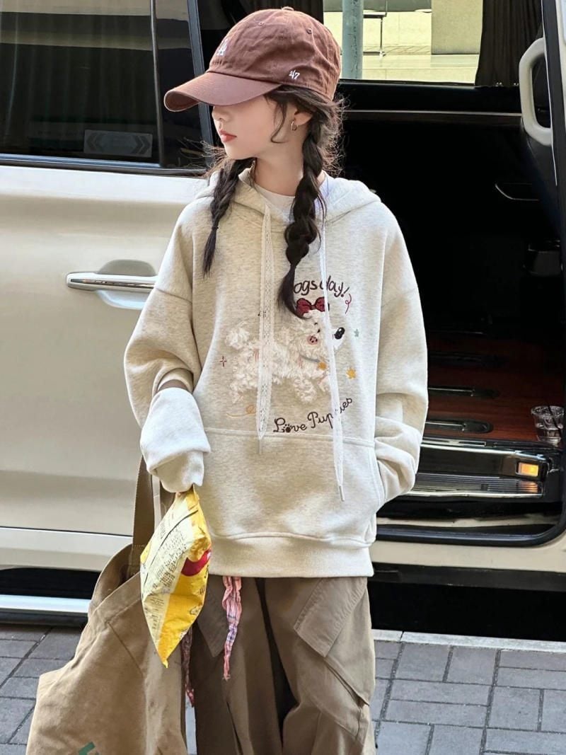 18. Áo hoodie kem hình cún + Quần màu nâu đất + Tóc tết