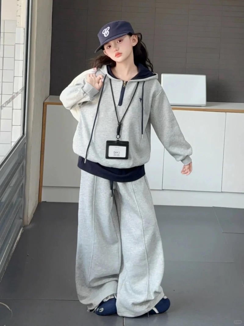 8. Áo hoodie xám + Quần nỉ suông xám + Mũ lưỡi trai xanh than