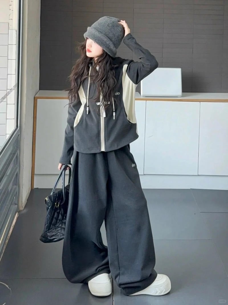 7. Set bộ nỉ đen phối trắng + Mũ len beanie xám