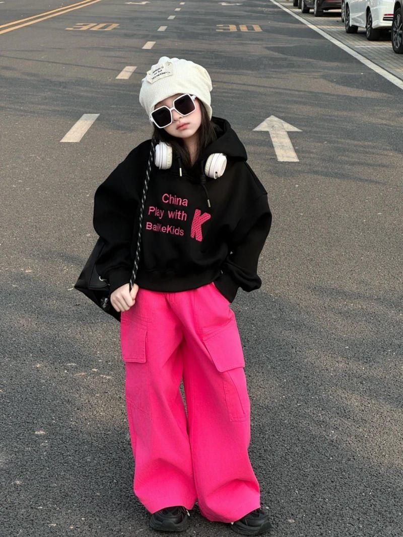 17. Áo hoodie đen chữ hồng + Quần hồng neon túi hộp + Mũ len trắng