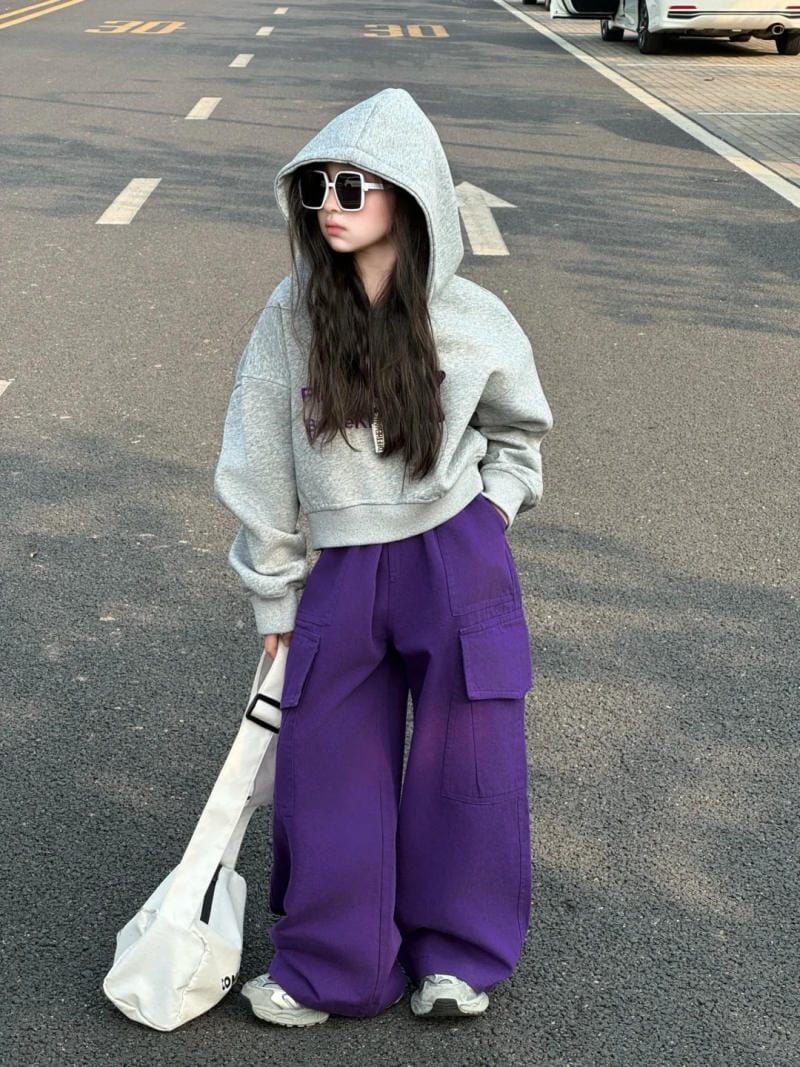 16. Áo hoodie xám + Quần túi hộp màu tím + Mũ trùm đầu