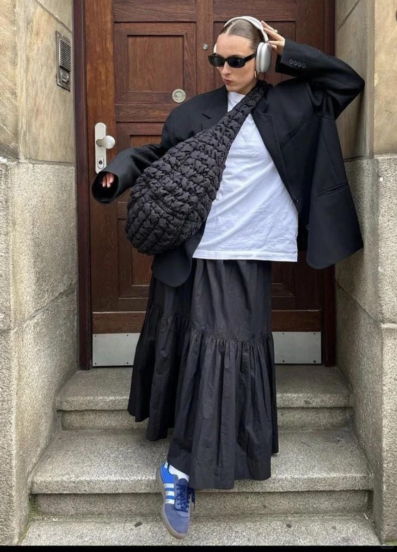 Chân váy xòe đen mix áo khoác phao