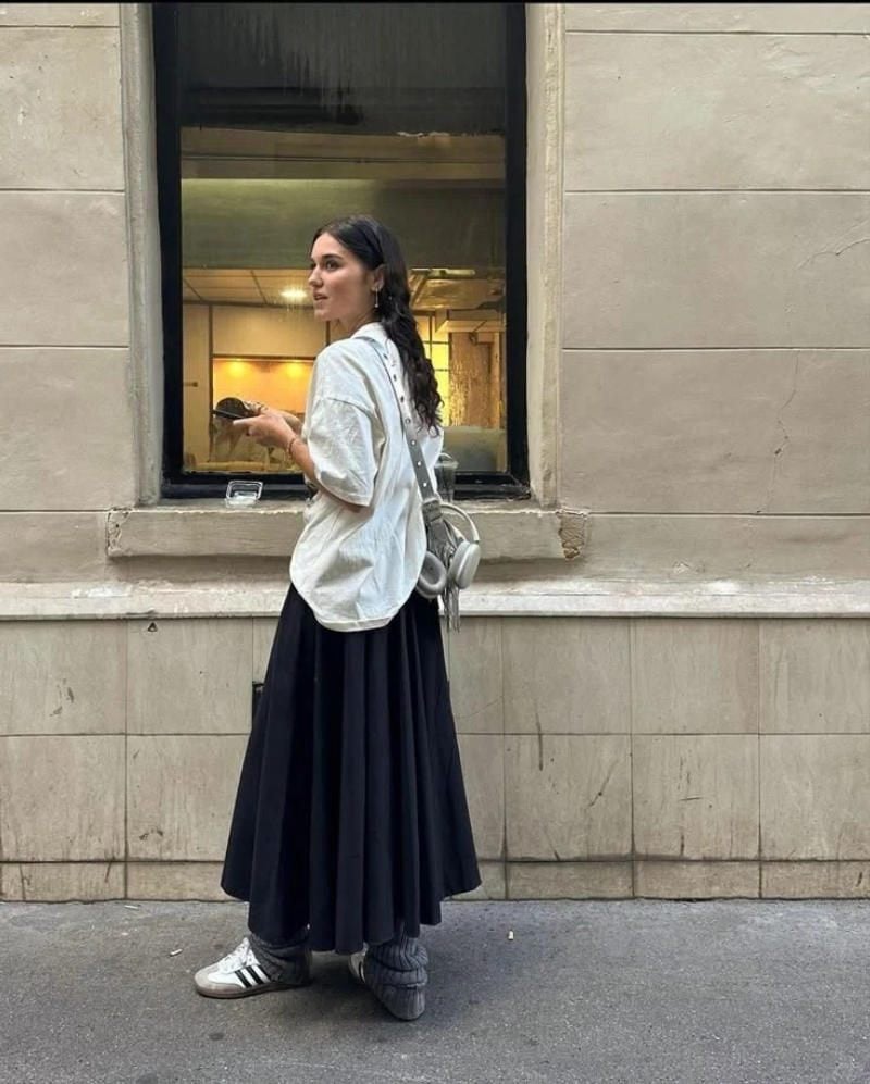 Chân váy xòe đen mix áo sơ mi oversize