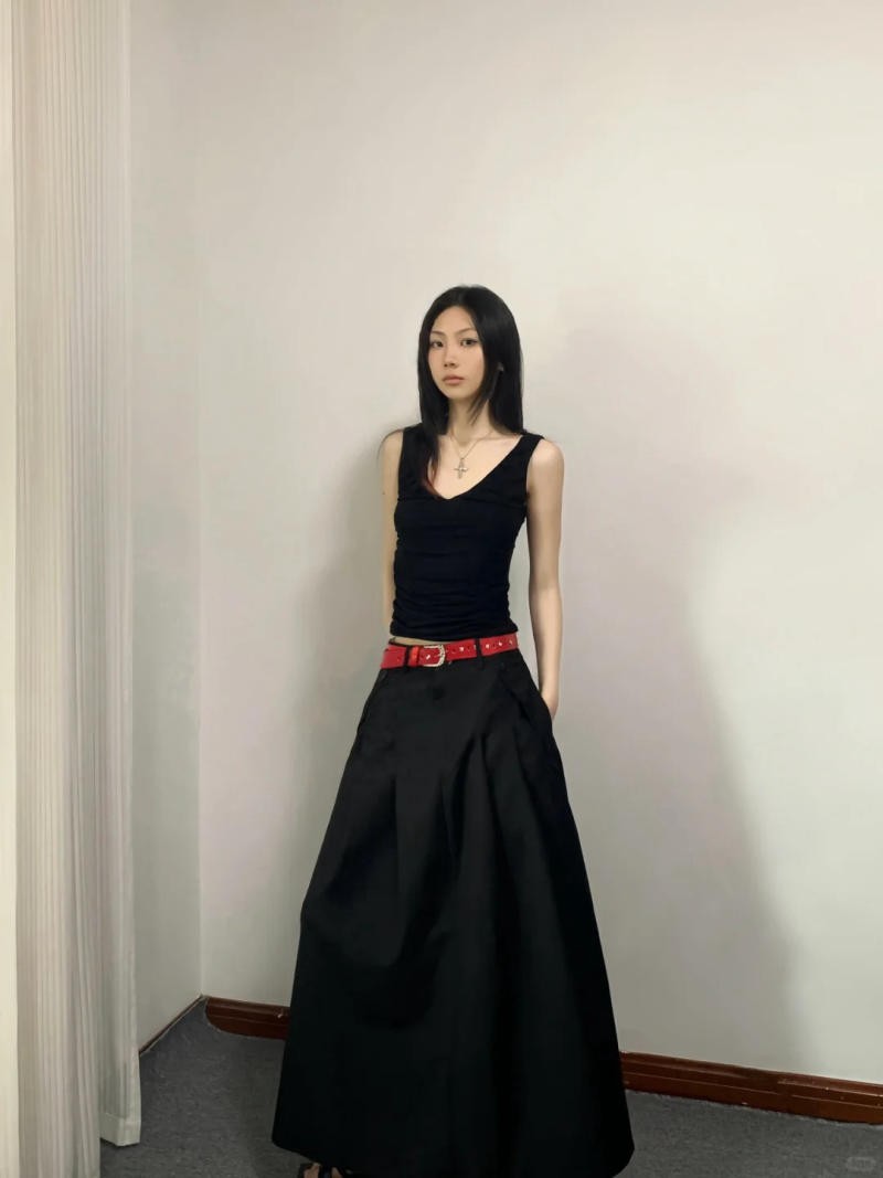 Chân váy xòe đen mix áo sát nách