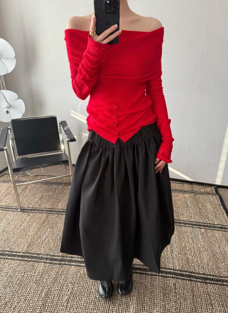 Chân váy xòe đen mix áo len
