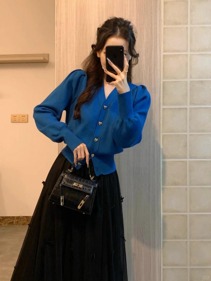 Chân váy xòe đen mix áo len