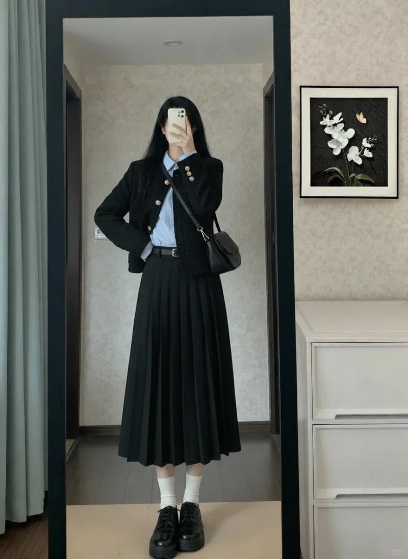 Chân váy xòe đen mix áo khoác dạ ngắn