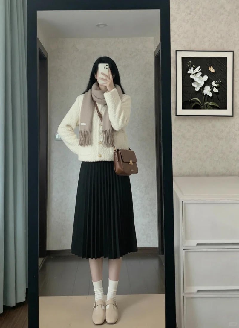 Chân váy xòe đen mix áo khoác phao