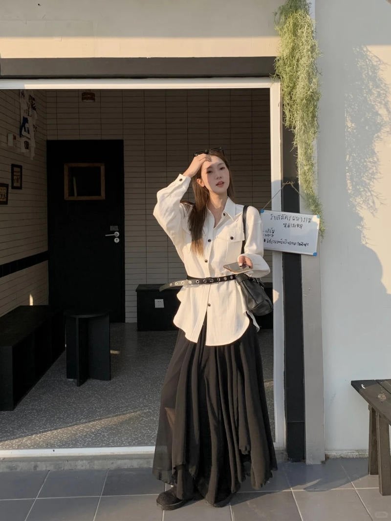 Chân váy xòe đen mix áo sơ mi oversize