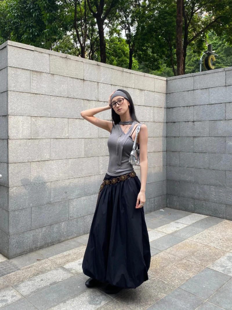 Chân váy xòe đen mix áo sát nách