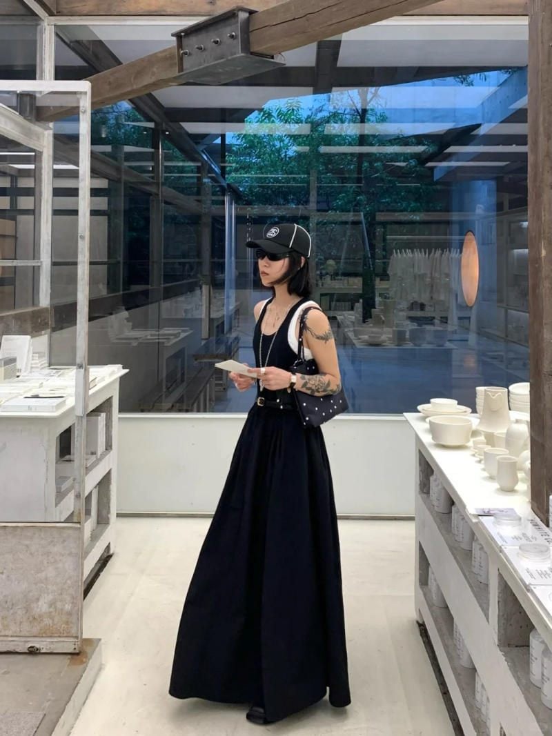 Chân váy xòe đen mix áo sát nách