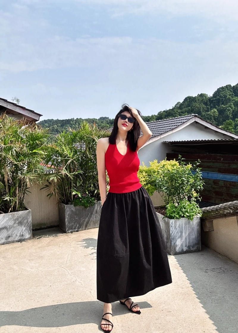 Chân váy xòe đen mix áo ba lỗ