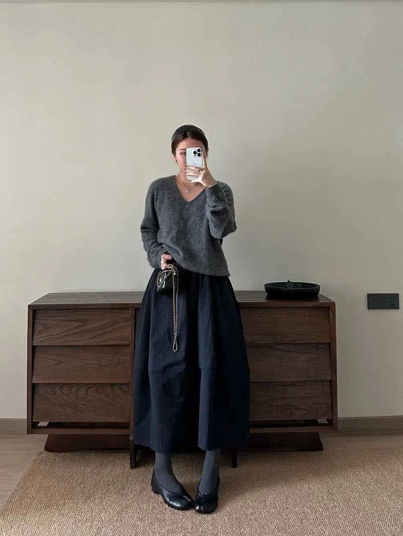 Chân váy xòe đen mix áo len