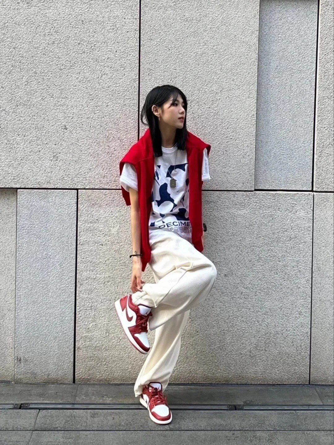 1. Áo phông graphic + Quần jogger trắng + Giày Jordan 1 Đỏ Trắng