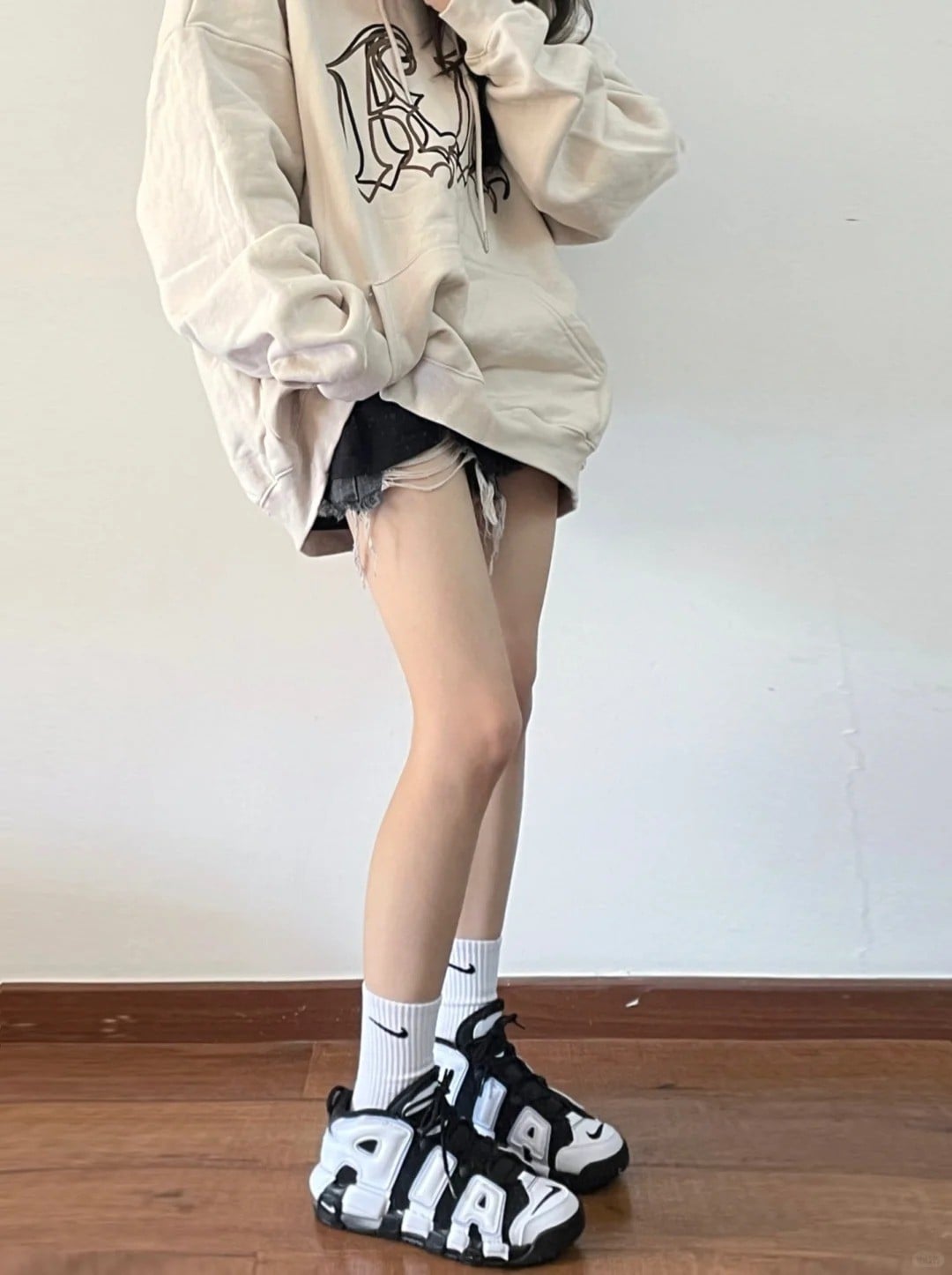 4. Hoodie oversize + Quần short jean rách + Giày Nike Air More Uptempo