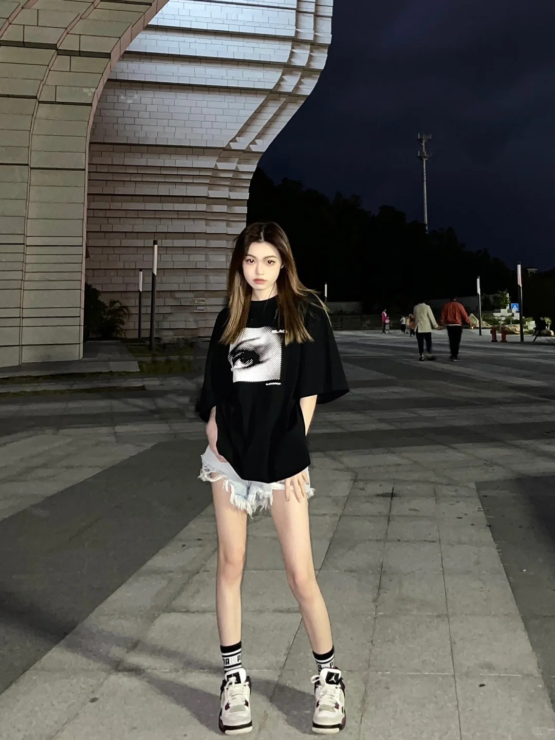 6. Áo phông oversize + Quần short trắng + Giày Jordan 4 Trắng Xám