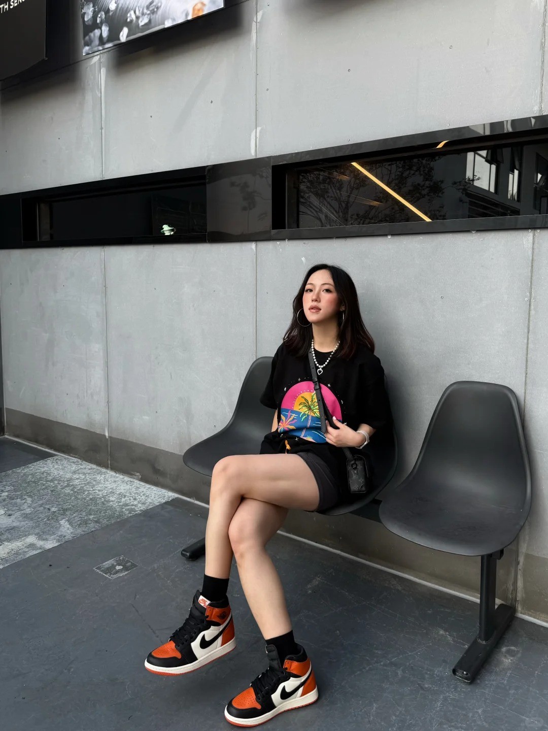 7. Áo phông graphic + Short đen + Giày Jordan 1 