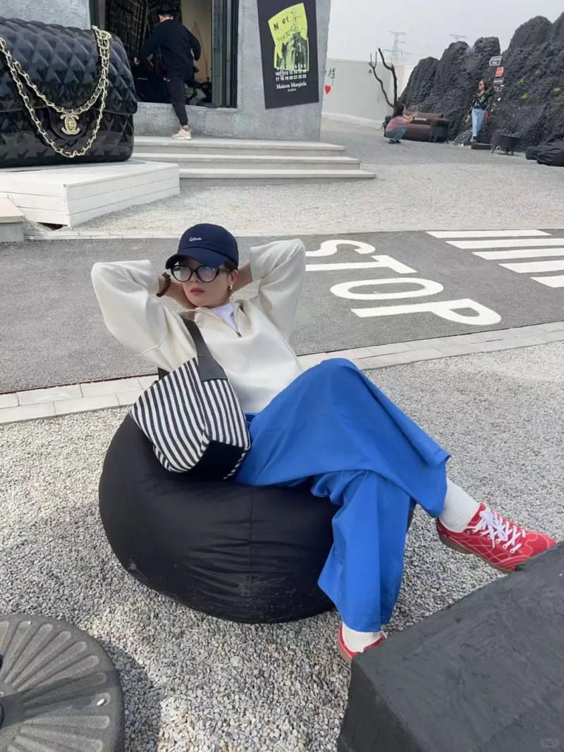 12. Xanh coban + Trắng + Đỏ (Sporty Chic)