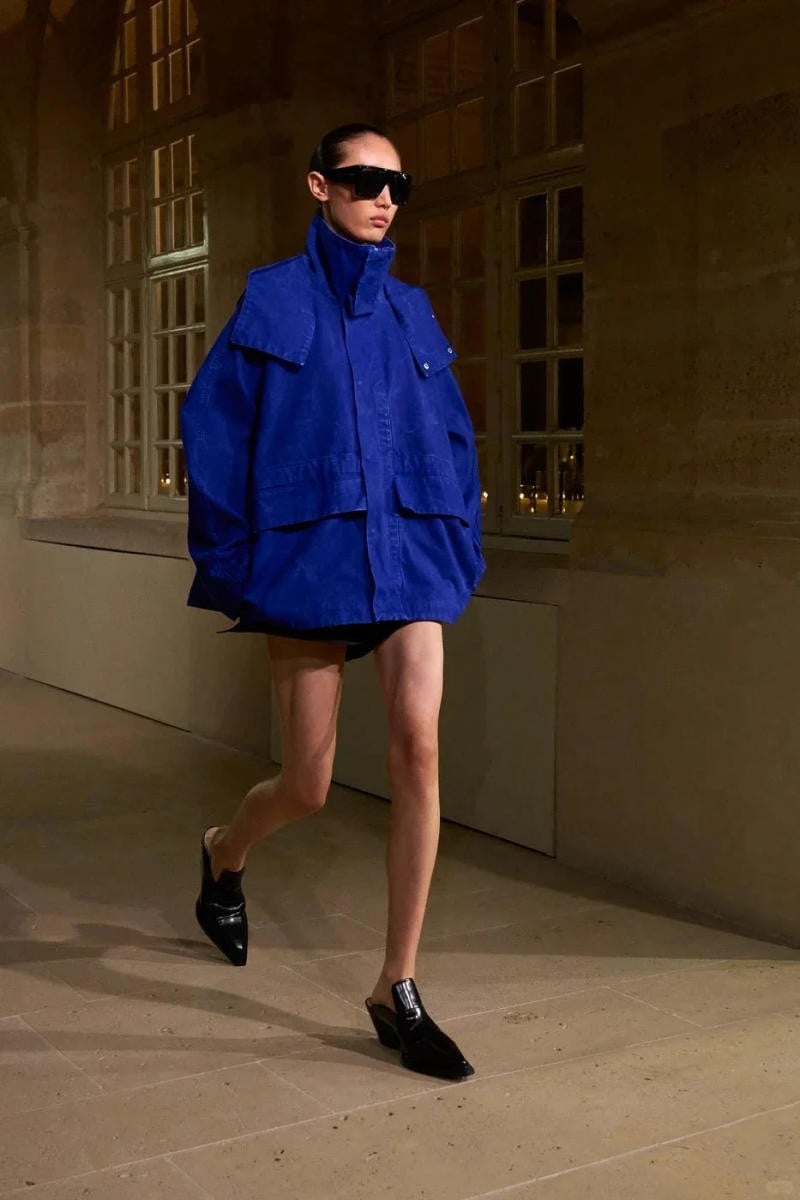 10. Xanh coban + Đen (High Fashion)