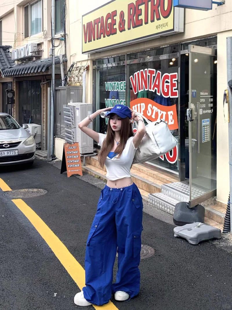 1. Xanh coban + Trắng (Phong cách Y2K Streetwear)