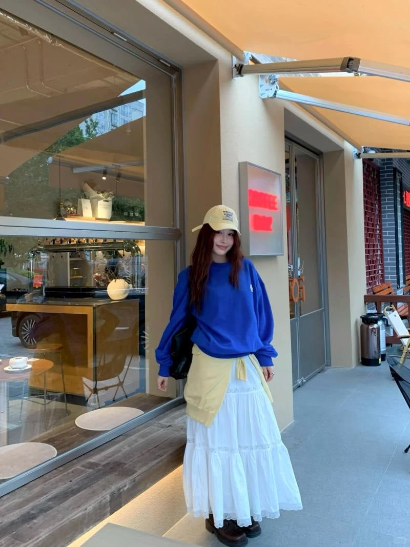 5. Xanh coban + Trắng + Vàng (Layering năng động)