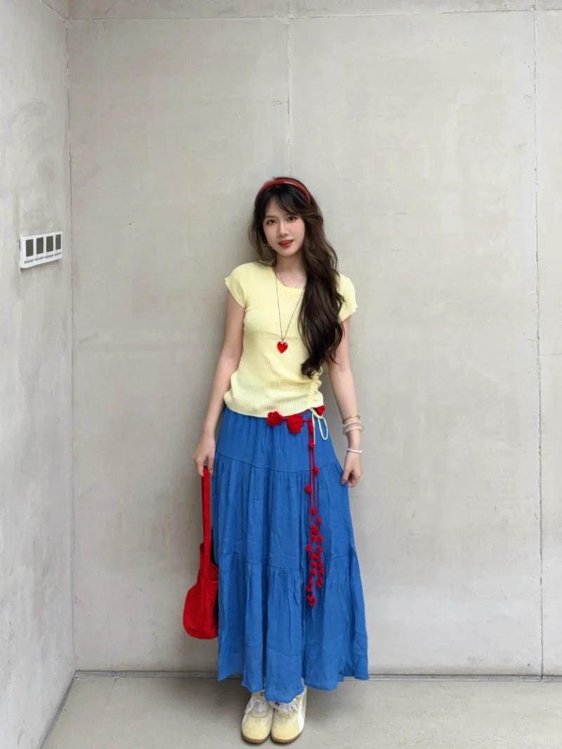 4. Xanh coban + Vàng nhạt (Phong cách Vintage)