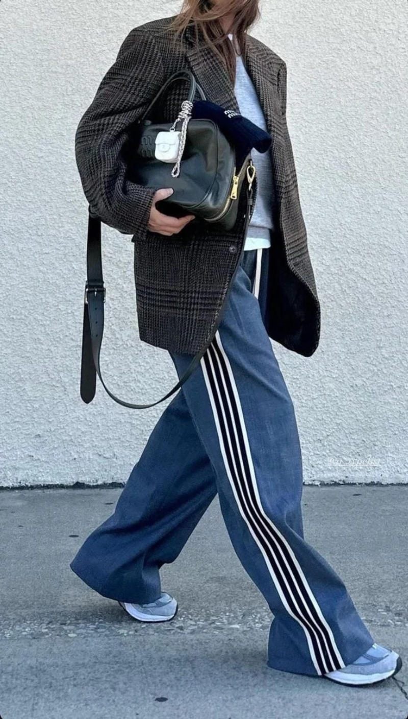 15. Blazer kẻ caro + Quần 3 sọc chất liệu denim/giả bò + Giày thể thao